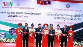 Các đại biểu cắt băng khai mạc diễn đàn.