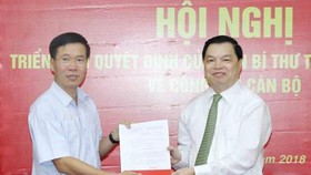 Đồng chí Võ Văn Thưởng, Ủy viên Bộ Chính trị, Bí thư Trung ương Đảng, Trưởng Ban Tuyên giáo Trung ương trao Quyết định của Ban Bí thư điều động, bổ nhiệm đồng chí Lê Mạnh Hùng giữ chức Phó Trưởng Ban Tuyên giáo Trung ương. Ảnh: TTXVN
