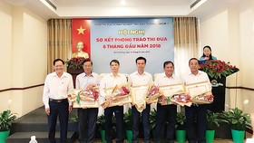 Ông Trần Trọng Lâm - Trưởng Ban Thi đua, khen thưởng tỉnh trao Bằng khen cho đại diện 05 doanh nghiệp
