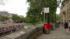 Bồn tiểu ngoài trời ở Paris
