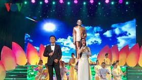 Chương trình nghệ thuật “Dâng người một bài ca” đã mang đến nhiều cảm xúc cho người nghe. Ảnh: VOV