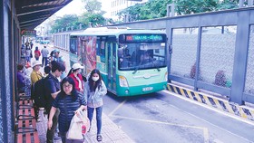 Hành khách chờ xe buýt trên đường Hàm Nghi, quận 1, TPHCM. Ảnh: THÀNH TRÍ