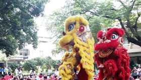 Các cháu thiếu nhi xem tiết mục múa lân.