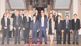 Chủ tịch UBND TPHCM Nguyễn Thành Phong chụp hình lưu niệm với đoàn công tác cấp cao tỉnh Uppsala, Thụy Điển. Ảnh: hcmcpv