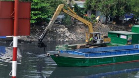 Nạo vét rạch Ruột Ngựa tại quận 8. Ảnh: CAO THĂNG