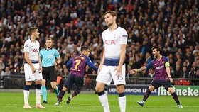 Sự thất vọng của các cầu thủ Tottenham (áo trắng) trong trận đấu với Barcelona.
