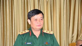Phó Đô đốc (Trung tướng) Trần Hoài Trung phát biểu tại buổi bàn giao nhiệm vụ Bí thư Đảng ủy, Chính ủy QK7. Ảnh: Báo Quân khu 7