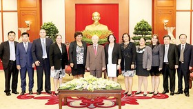 Tổng Bí thư Nguyễn Phú Trọng với các đại biểu Cuba. Ảnh: TTXVN