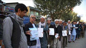 Cử tri Afghanistan xếp hàng chờ bỏ phiếu tại một điểm bầu cử Quốc hội ở Kabul ngày 20/10/2018. Ảnh: THX/TTXVN