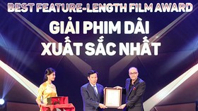 Bộ trưởng Bộ VH,TT&DL Nguyễn Ngọc Thiện trao Giải phim dài xuất sắc nhất trao cho phim “Buồng tối” của Iran. Ảnh: Báo Hà Nội Mới