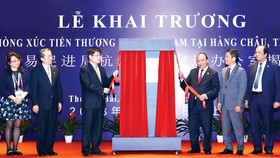 Thủ tướng Nguyễn Xuân Phúc và các đại biểu thực hiện nghi thức kéo vải mở biển hiệu, khai trương Văn phòng Xúc tiến thương mại Việt Nam tại Hàng Châu