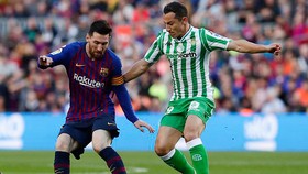 Lionel Messi che bóng trước Andres Guardado của Real Betis