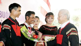 Tổng Bí thư, Chủ tịch nước Nguyễn Phú Trọng tặng quà cho các buôn, thôn xã Dur Kmăl, huyện Krông Ana. Ảnh: TTXVN