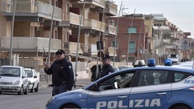 Cảnh sát Italy trong chiến dịch bắt giữ những đối tượng liên quan tới các bang đảng mafia tại Ostia. Ảnh: TTXVN