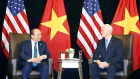 Thủ tướng Nguyễn Xuân Phúc gặp Phó Tổng thống Hoa Kỳ Mike Pence. Ảnh: TTXVN