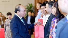 Thủ tướng Nguyễn Xuân Phúc tặng quà các nhà giáo. Ảnh: VGP
