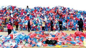 Ghép bản đồ biển Chết từ 100.000 túi ni lông
