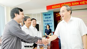 Bí thư Thành ủy TPHCM Nguyễn Thiện Nhân với các đại biểu tại buổi làm việc. Ảnh: CAO THĂNG