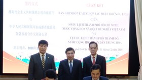 Chủ tịch UBND TPHCM Nguyễn Thành Phong chứng kiến lễ ký kết về việc hợp tác phát triển du lịch giữa Sở Du lịch TPHCM và Cục Du lịch TP Thành Đô. Ảnh: hcmcpv