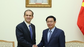 Phó Thủ tướng Vương Đình Huệ tiếp ông Kent Walker, Phó Chủ tịch tập đoàn Google. Ảnh: VGP