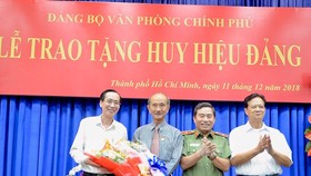 Nguyên Thủ tướng Chính phủ Nguyễn Tấn Dũng và Phó Chủ tịch Thường trực UBND TP Lê Thanh Liêm tặng hoa chúc mừng đồng chí Võ Viết Thanh. Ảnh: hcmcpv
