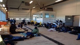 Người di cư trong trại ở bang New Mexico, nơi bé gái 7 tuổi người Guatemala Jakelin Caal Maquin đã bị giam giữ cùng cha sau khi vượt biên giới từ Mexico vào Mỹ. Ảnh do Hải quan và Biên phòng Mỹ (CBP) công bố.