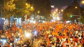 Hàng ngàn cổ động viên trên đường Trần Hưng Đạo, quận 1 đổ về khu trung tâm TPHCM. Ảnh: HOÀNG HÙNG