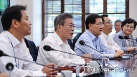 President Moon Jae-in (second from L) speaks in a weekly meeting with his top presidential aides held at his office Cheong Wa Dae in Seoul on Sept. 17, 2018, one day before he was set to embark on a three-day trip to Pyongyang for his third bilateral summ