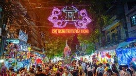 Hanoians enjoy early mid-autumn festival