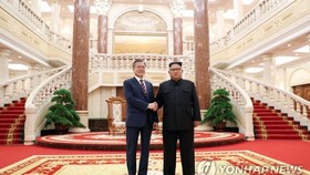 South Korean President Moon Jae-in (L) and North Korean leader Kim Jong-un shake hands before the start of their bilateral summit in Pyongyang on Sept. 18, 2018. (Joint Press Corps-Yonhap)