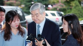 This photo taken on Sept. 20, 2018 shows Hanjin Group and Korean Air Lines Co. Chairman Cho Yang-ho walking into the Seoul Southern District Prosecutors' Office for questioning on a slew of alleged irregularities. (Yonhap)