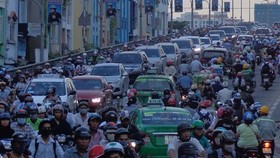 Heavy traffic on Kênh Tẻ Bridge connecting HCM City’s districts 4 and 7. — VNS File Photo.