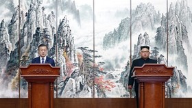 South Korean President Moon Jae-in (L) and North Korean leader Kim Jong-un hold a joint press conference in Pyongyang on Sept. 19, 2018 to announce the outcome of their third bilateral summit held in the North Korean capital from the previous day. (Yonhap