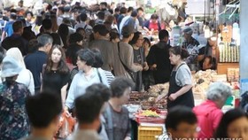 Shoppers crowd Gwangjang Market in downtown Seoul in preparation for the Chuseok holiday on Sept. 22, 2018. (Yonhap)