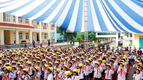 Nearly 1,600 hi-quality helmets presented to primary students in Thai Nguyen Pro