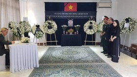 US Ambassdor to Myanmar Scot Marciel writes in the funeral book at the Vietnamese Embassy in Myanmar (Photo: VNA)