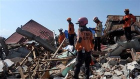 Search and rescue team members look for survivors in Palu, Central Sulawesi, Indonesia. (Photo: Xinhua/VNA)