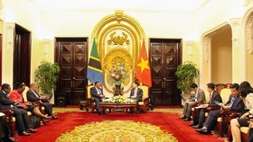 Acting Minister of Information and Communications Nguyen Manh Hung received Tanzanian Minister of Foreign Affairs and East African Cooperation Augustine Mahiga in Hanoi on October 11 (Photo: Mic.gov.vn)