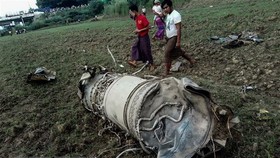 The scene of the military jet fighters crash in the central Magway region, Myanmar, on October 16 (Photo: AFP/VNA)