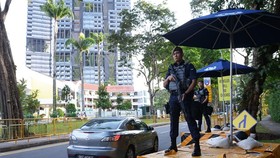 Police officers stand guard on a road in Singapore to ensure security for the 33rd ASEAN Summit and related summits (Photo: AFP/VNA)