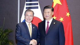 South Korean President Moon Jae-in (L) shakes hands with Chinese President Xi Jinping before their talks in Papua New Guinea on the sidelines of the Asia Pacific Economic Cooperation (APEC) forum on Nov. 17, 2018. (Yonhap)
