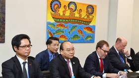 Prime Minister Nguyen Xuan Phuc (the second from the left) at a dialogue session in group with US firms (Source: VNA)