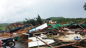 Whirlwinds blow away many stores at Ganh Da Dia tourist site