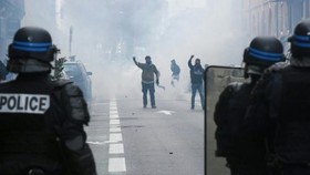 Paris shops, monuments to close as fears of protest violence mount