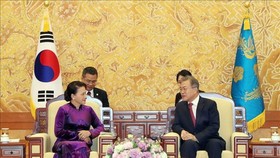 Chairwoman of the Vietnamese National Assembly Nguyen Thi Kim Ngan (left) and President of the Republic of Korea (RoK) Moon Jae-in in a meeting in Seoul on December 6. (Photo: VNA)