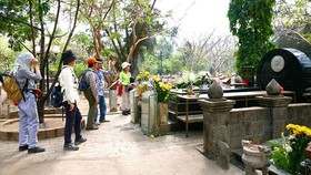 Du khách viếng mộ nữ anh hùng Võ Thị Sáu
