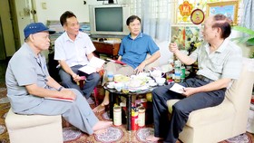 Các đảng viên KP 8, phường 12, quận Tân Bình trong buổi họp triển khai chương trình hành động. Ảnh: THÁI PHƯƠNG