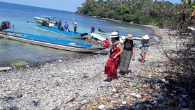 Khu vực Hòn Mấu với đầy rác rến