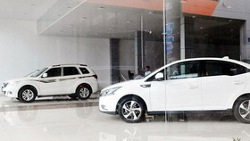Một cửa hàng ô tô vắng khách. Ảnh: THÀNH TRÍ