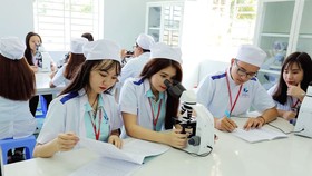 Trong giờ thực hành của SV ngành Dược học